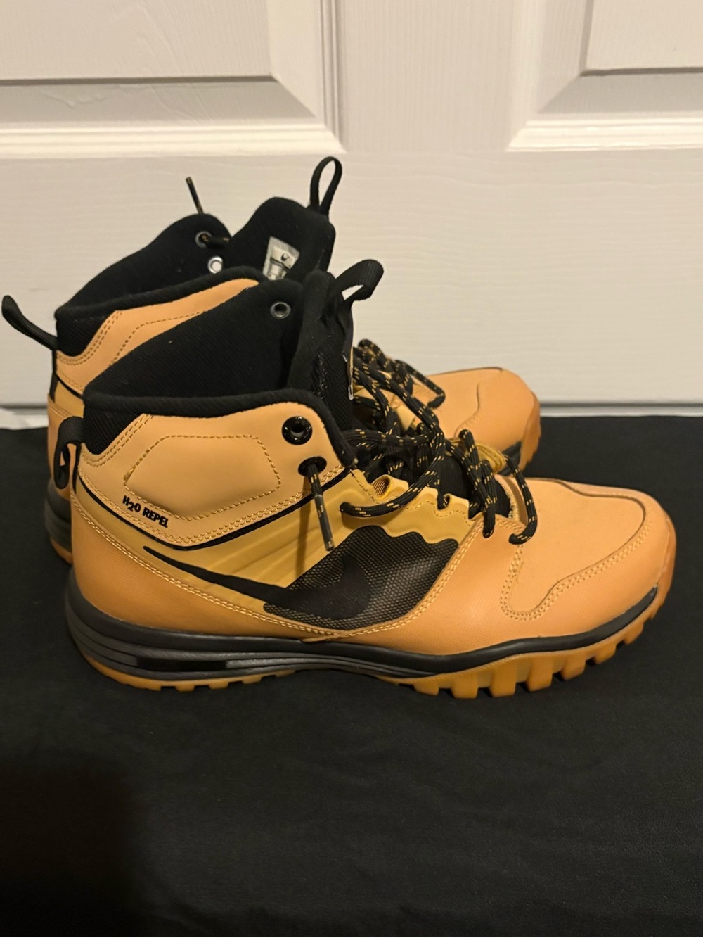 Yth Yellow Outdoor Hiker Boots w/Black Accents NOTE:THE INSIDE SOLE IS MISSING